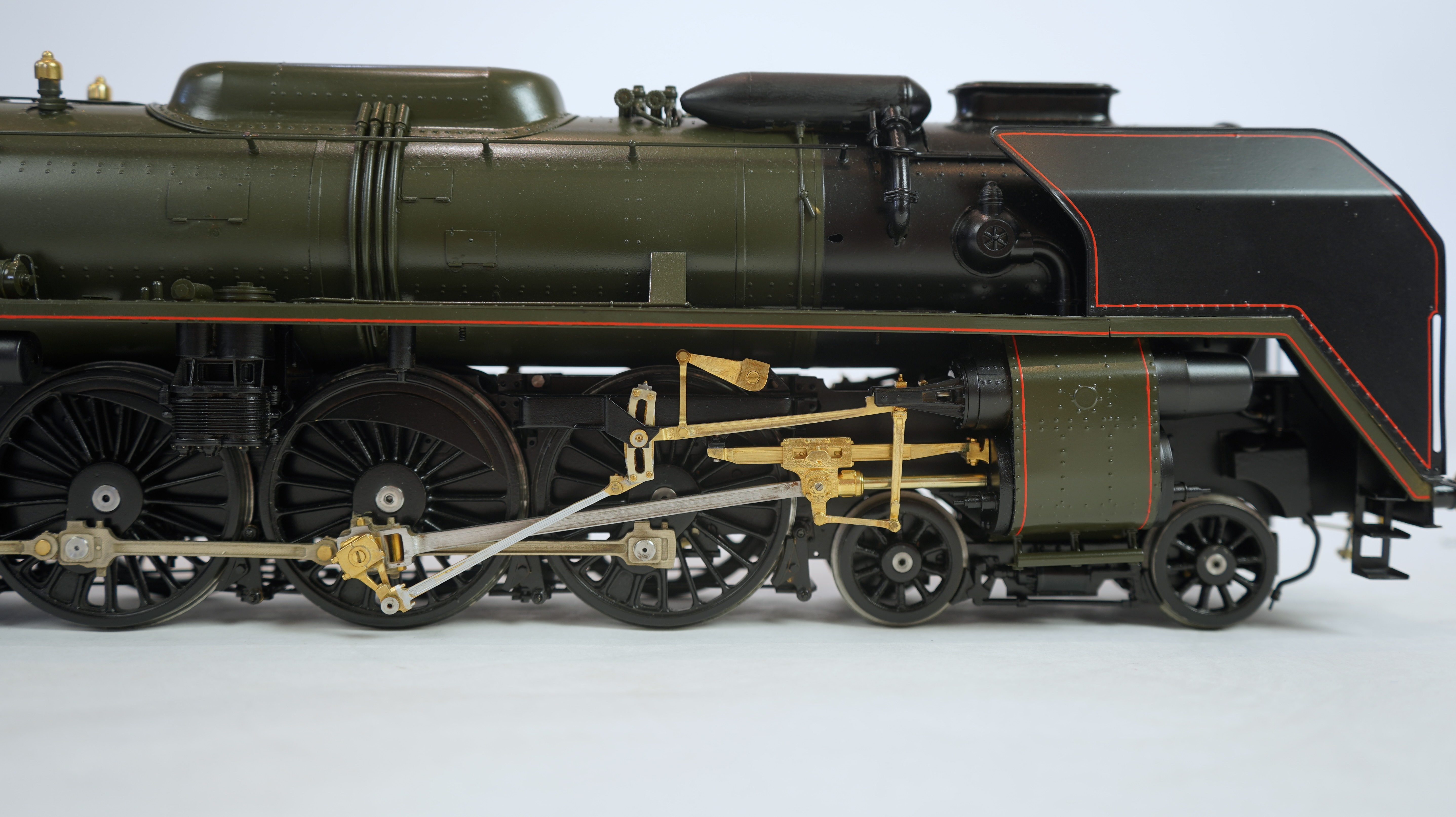 A Gauge One exhibition quality scratch built model of Andre Chapelon’s iconic SNCF 242.A.1, 2-4-2 tender locomotive, built by the Finescale Locomotive Company (under Neil Rose) from a commission.
